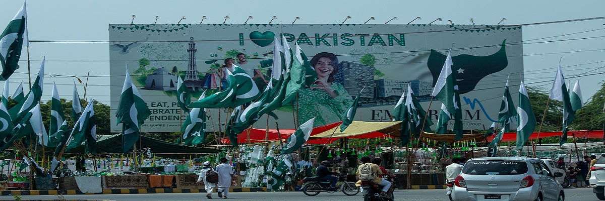 Des manifestants pakistanais brandissent des drapeaux pakistanais
